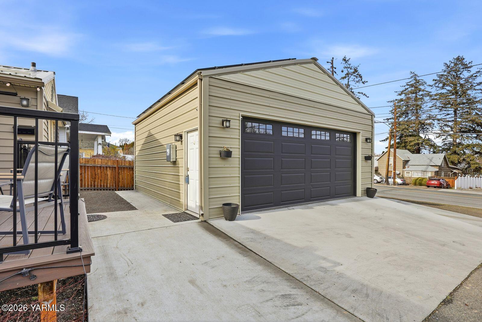 3208 Summitview Avenue Yakima, WA 98902 - Photo 3 of 26 a front view of a house with garage