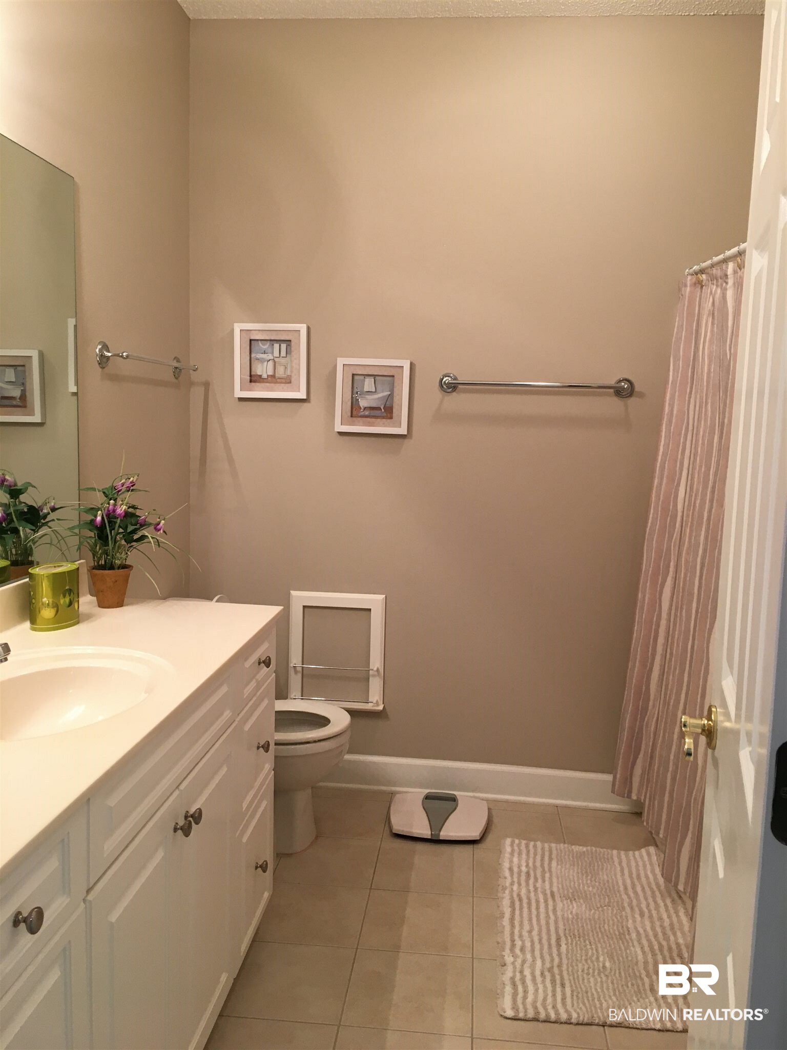 430 West Fort Morgan Road, Unit 303 Gulf Shores, AL 36542 - Photo 17 of 27 Guest Bath