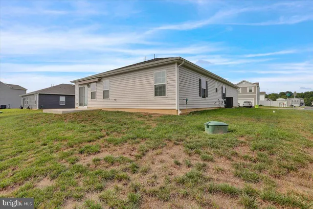 a view of a yard with an house