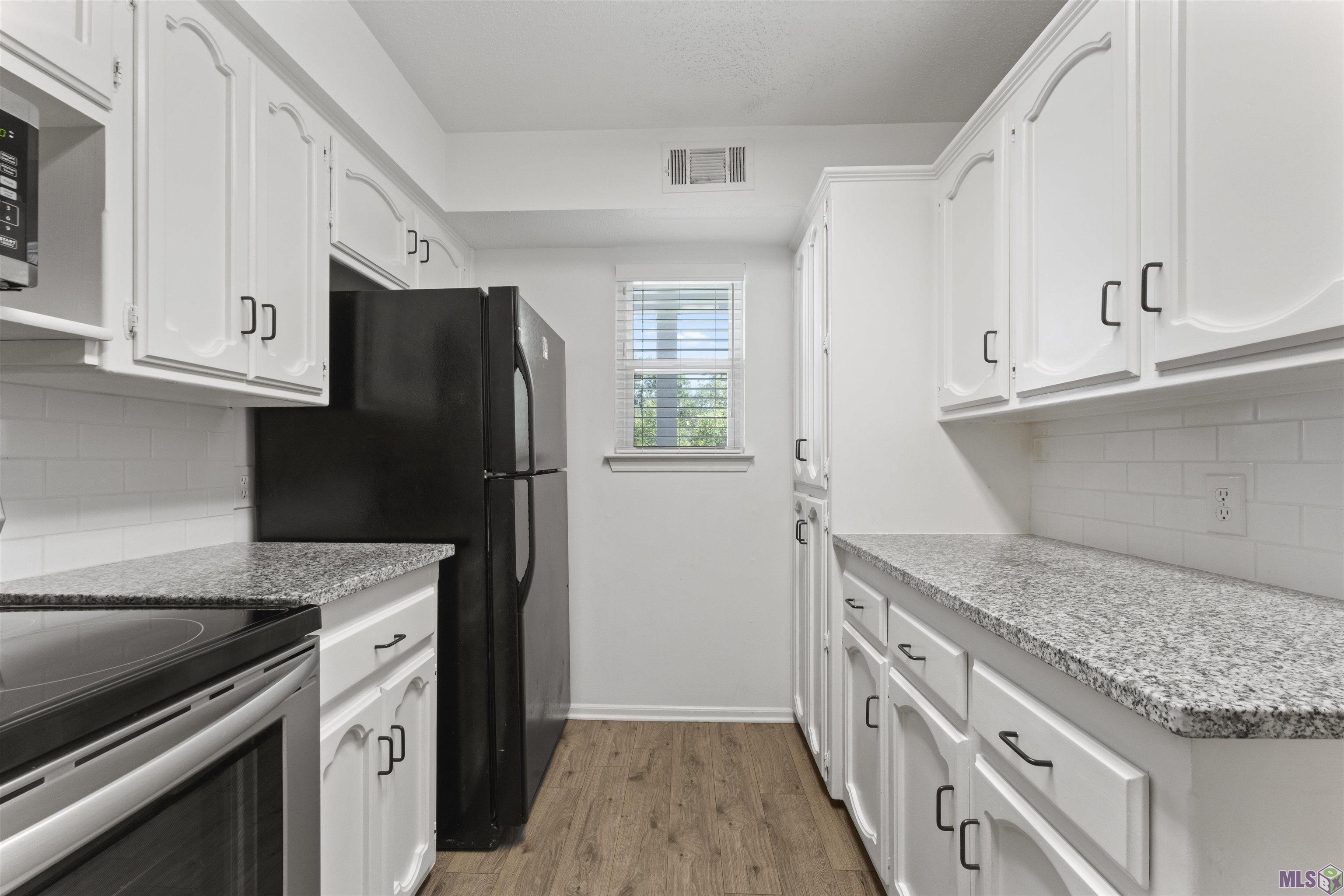 3330 Willard Street, Unit 804 Baton Rouge, LA 70802 - Photo 11 of 25 Refrigerator and microwave to remain