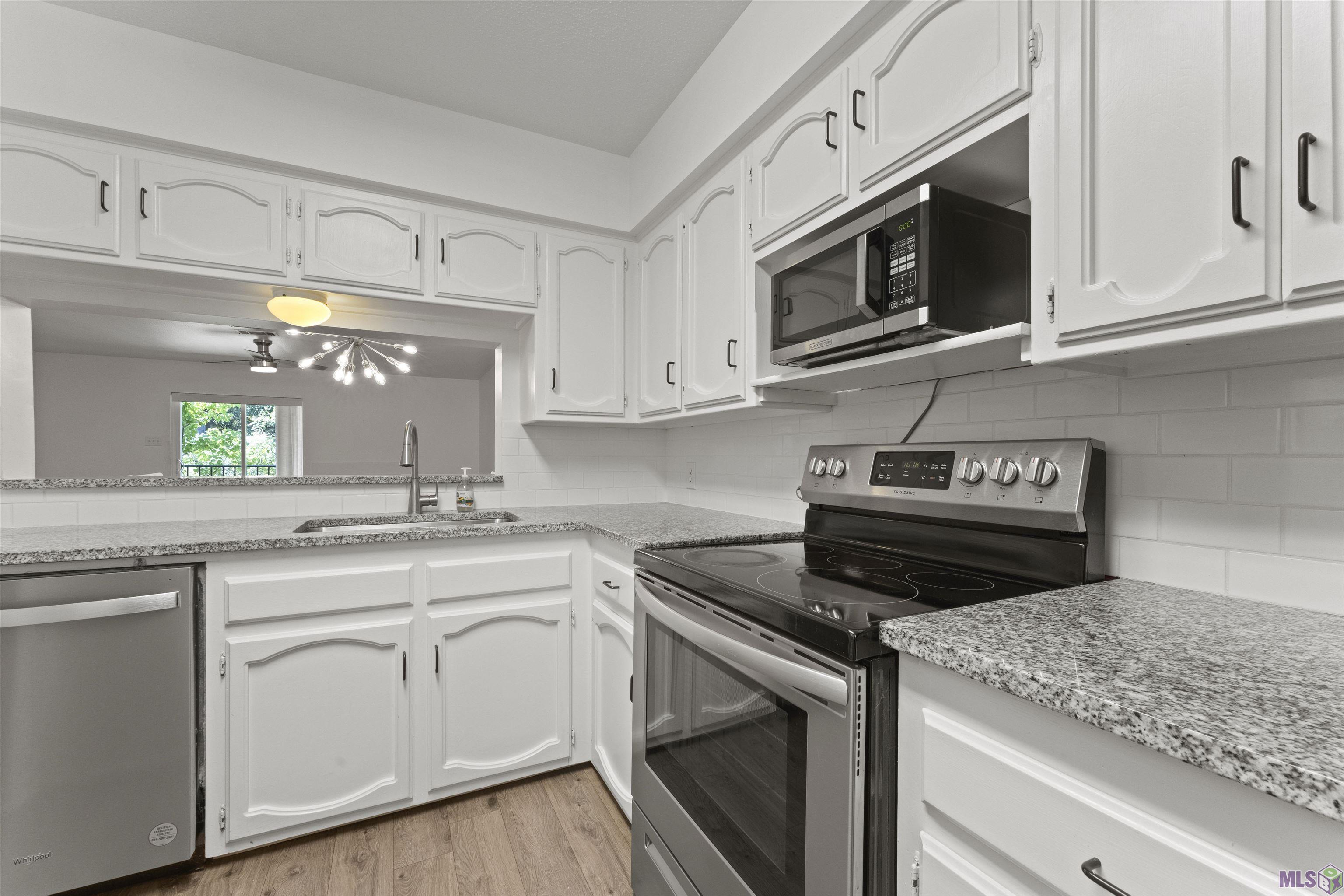 3330 Willard Street, Unit 804 Baton Rouge, LA 70802 - Photo 12 of 25 Nice size kitchen