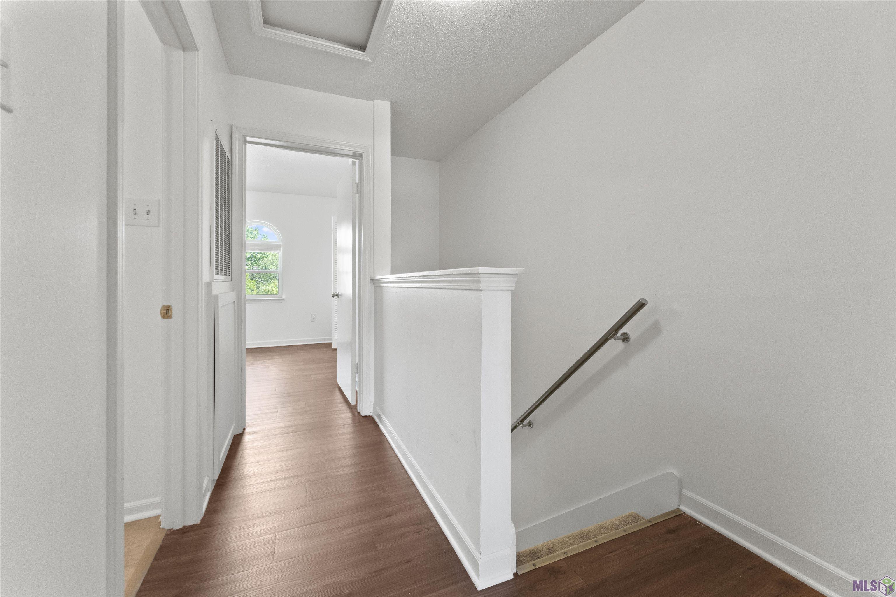 3330 Willard Street, Unit 804 Baton Rouge, LA 70802 - Photo 16 of 25 Landing area upstairs between the 2 bedrooms