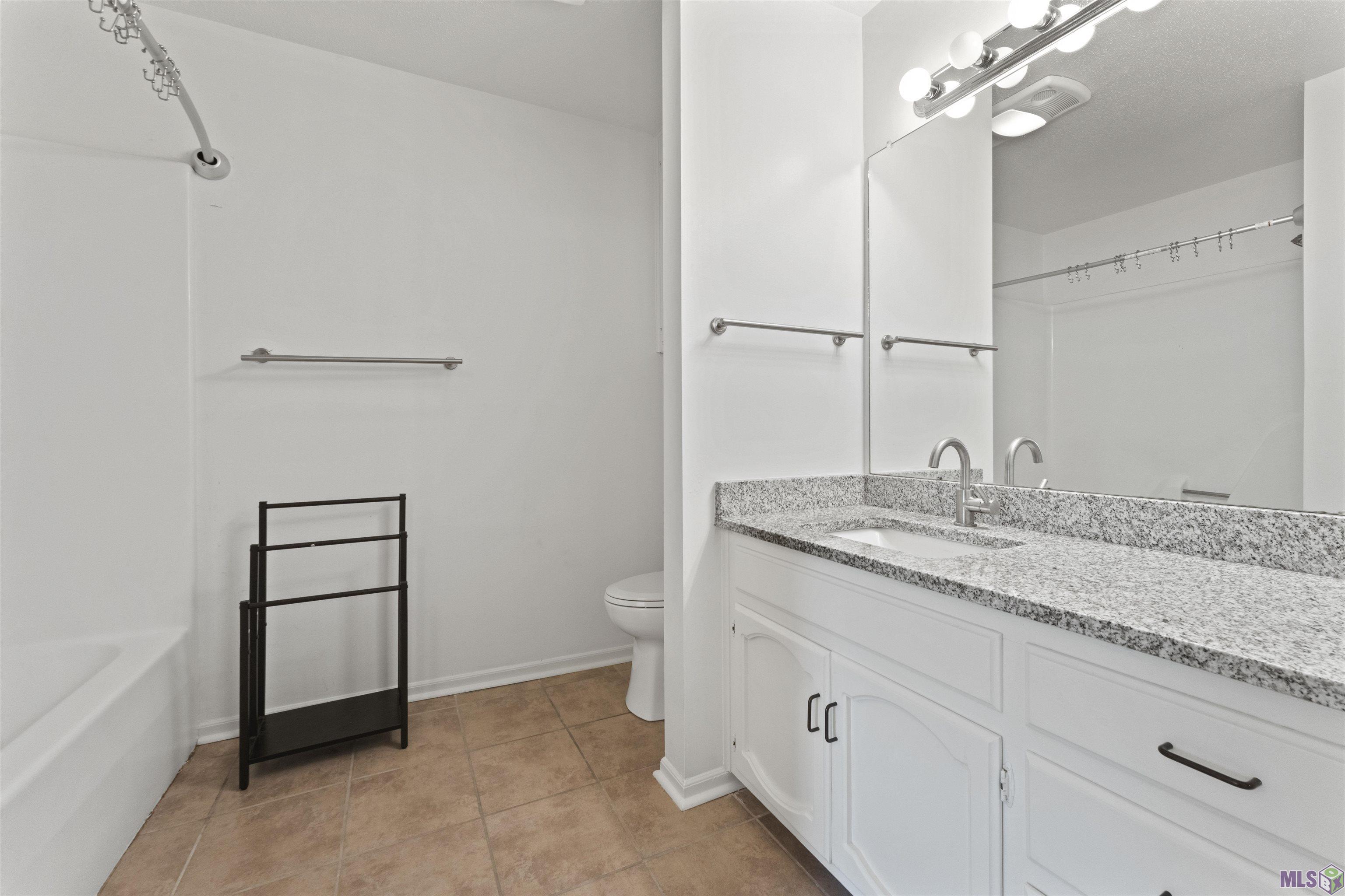 3330 Willard Street, Unit 804 Baton Rouge, LA 70802 - Photo 20 of 25 Upstairs full bathroom
