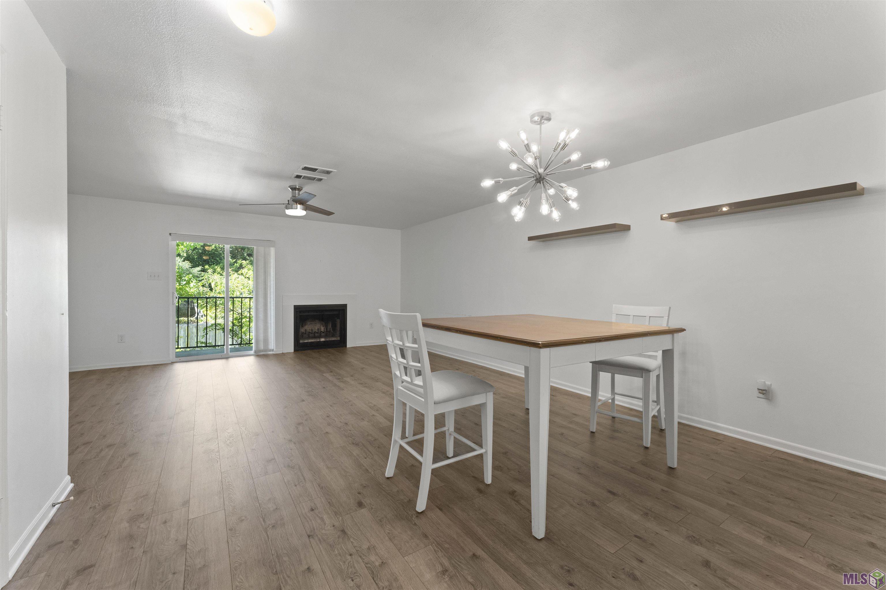3330 Willard Street, Unit 804 Baton Rouge, LA 70802 - Photo 4 of 25 Large living area and dining area