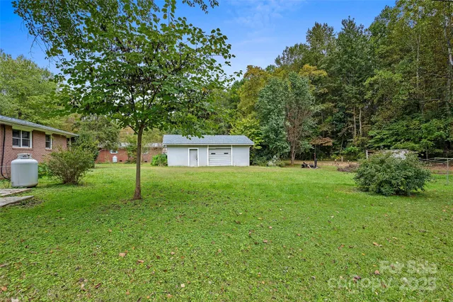 a view of a back yard