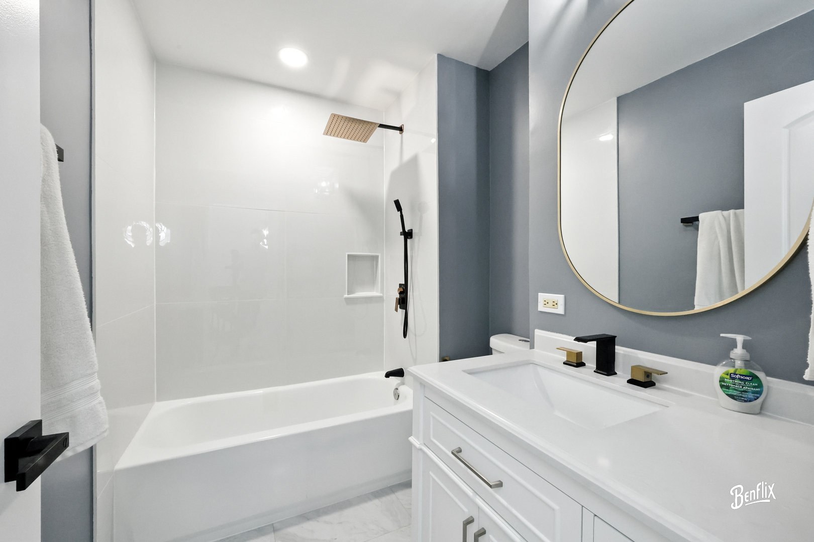 318 Exmoor Drive Streamwood, IL 60107 - Photo 14 of 26 a bathroom with a tub sink and mirror