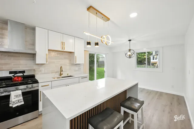 $429,999 | 318 Exmoor Drive, Streamwood, IL 60107