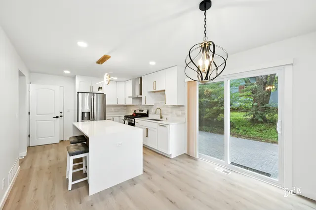 $429,999 | 318 Exmoor Drive, Streamwood, IL 60107