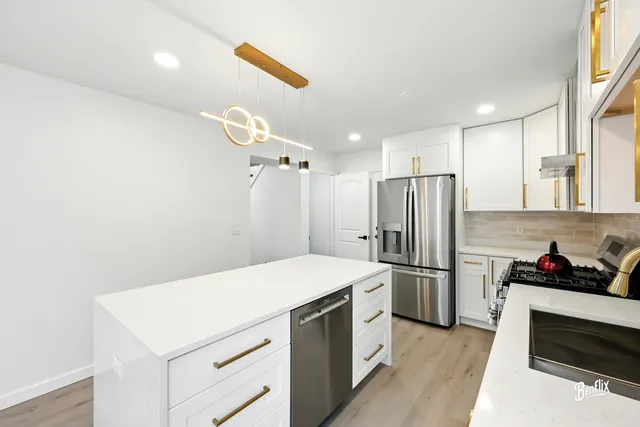 $429,999 | 318 Exmoor Drive, Streamwood, IL 60107