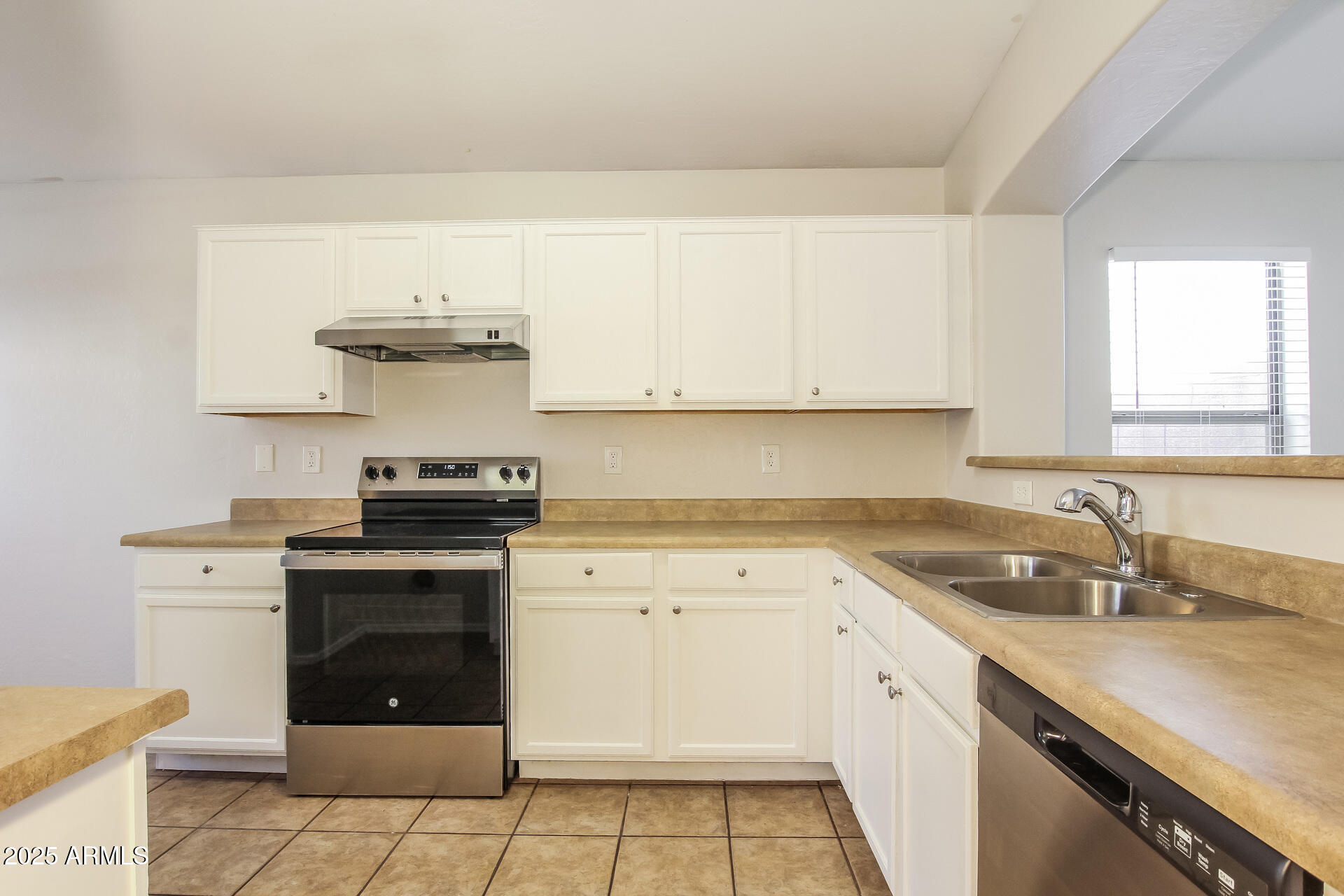 3323 West Fraktur Road Phoenix, AZ 85041 - Photo 8 of 26 008-photo-kitchen-14395484