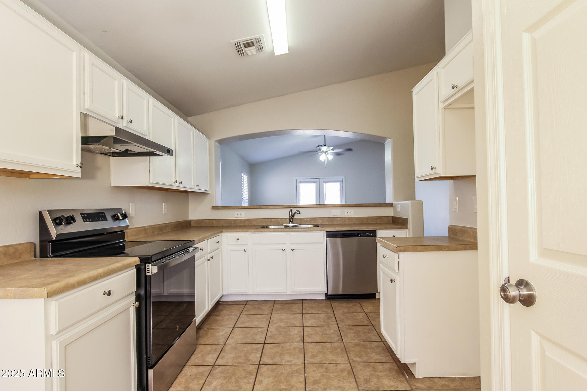 3323 West Fraktur Road Phoenix, AZ 85041 - Photo 9 of 26 009-photo-kitchen-14395485