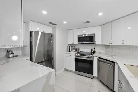 $4,250 | 3000 East Sunrise Boulevard, Unit 14C, Fort Lauderdale, FL 33304