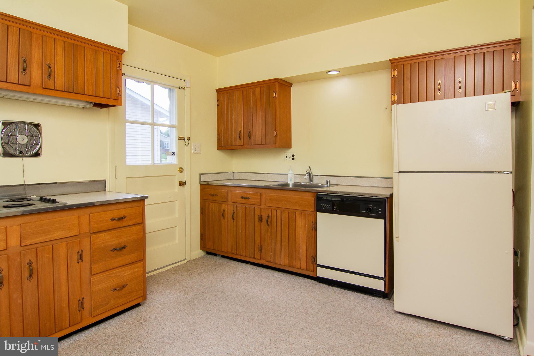 6015 Chesworth Road Baltimore, MD 21228 - Photo 8 of 30 Kitchen