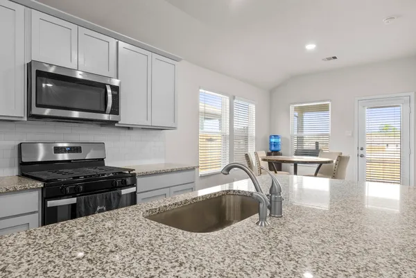 $1,750 | 320 Darwin Place, Lockhart, TX 78644