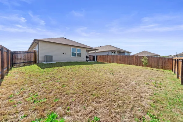 $1,750 | 320 Darwin Place, Lockhart, TX 78644