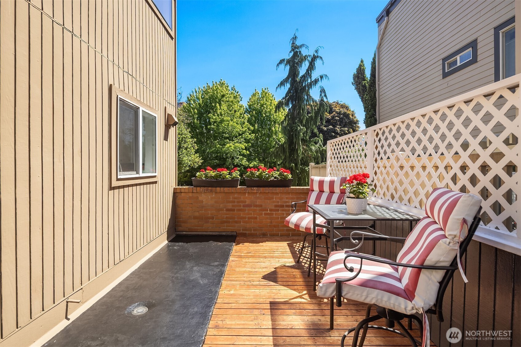 379 100th Avenue Northeast, Unit A Bellevue, WA 98004 - Photo 13 of 38 a backyard of a house with table and chairs