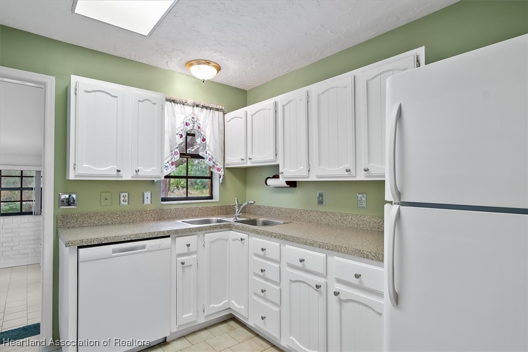 3804 Lakewood Road Sebring, FL 33875 - Photo 2 of 48