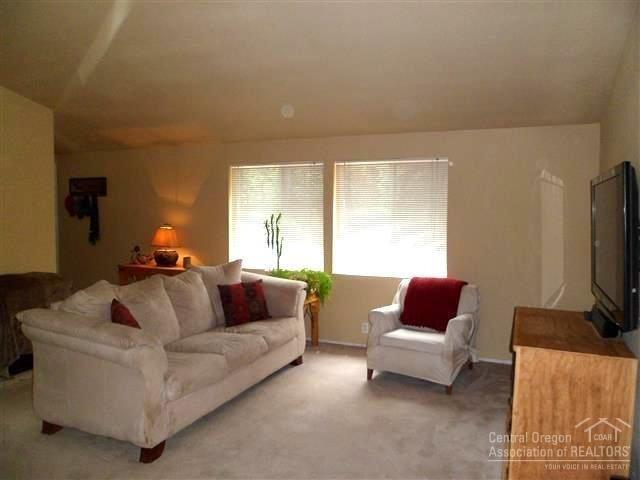15990 Jacobsen Road La Pine, OR 97739 - Photo 7 of 25 Living Room