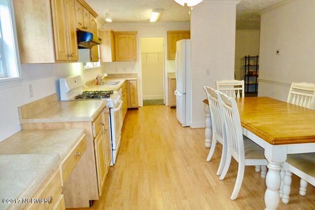 213 Shore Road Newport, NC 28570 - Photo 6 of 19 Fully equipped kitchen