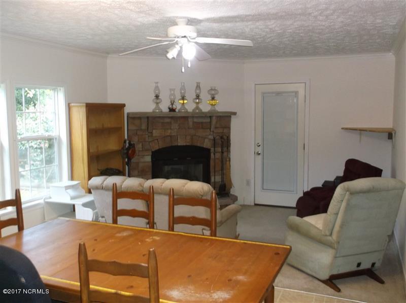 213 Shore Road Newport, NC 28570 - Photo 8 of 19 Family room w/ fireplace