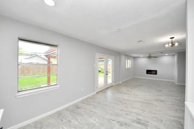 a view of empty room with windows and closet