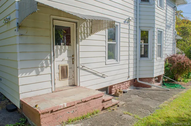 a view of entrance of the house
