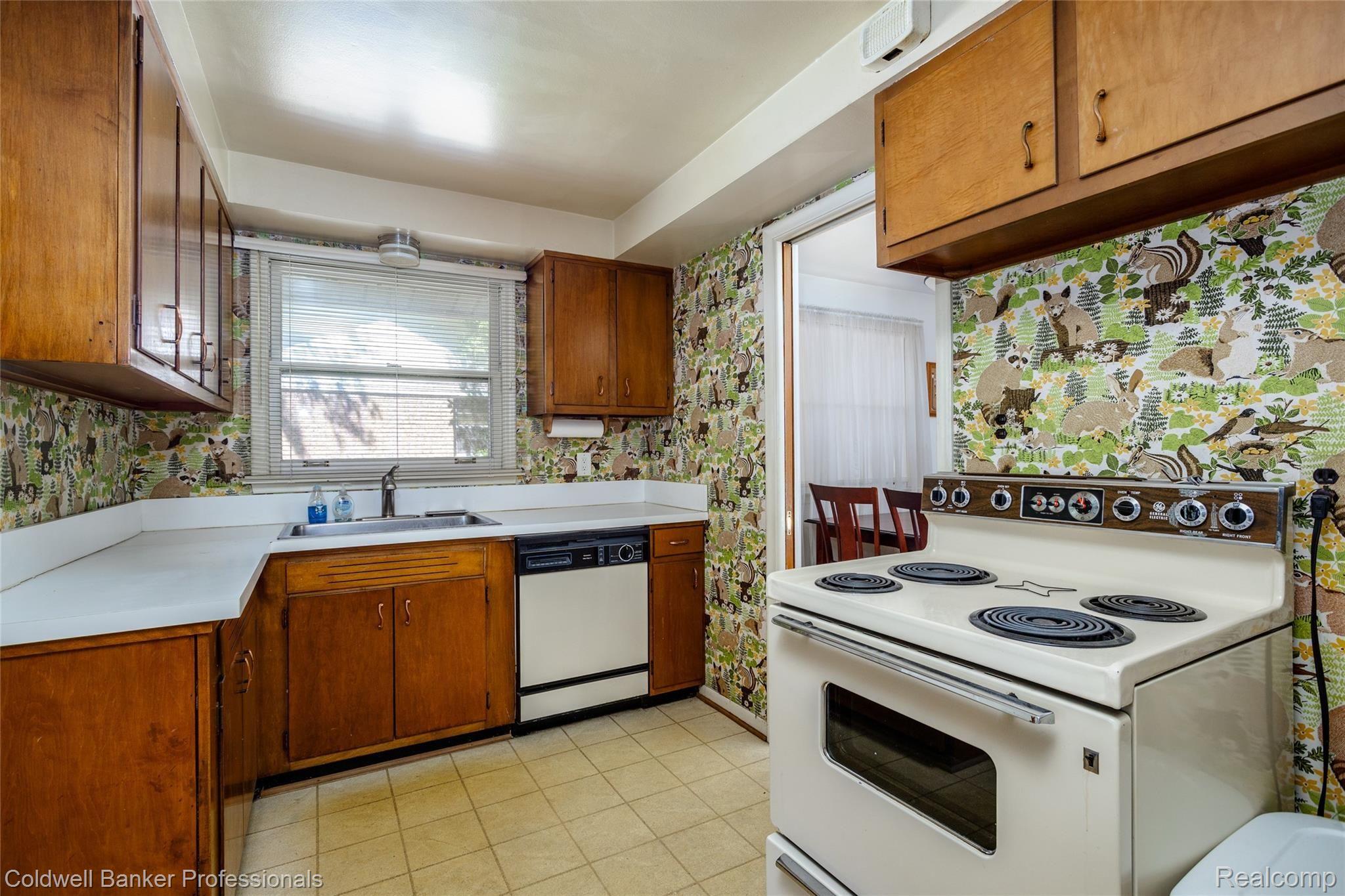 29739 Fall River Road Southfield, MI 48076 - Photo 8 of 34 29739 Fall River L022.jpg