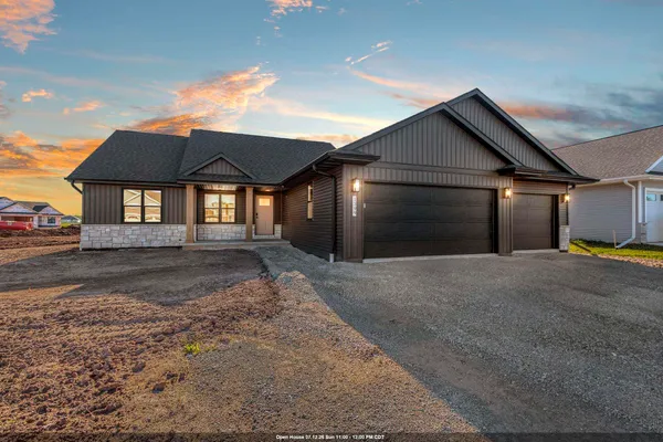 $516,900 | 1399 Crossroads Drive, De Pere, WI 54115