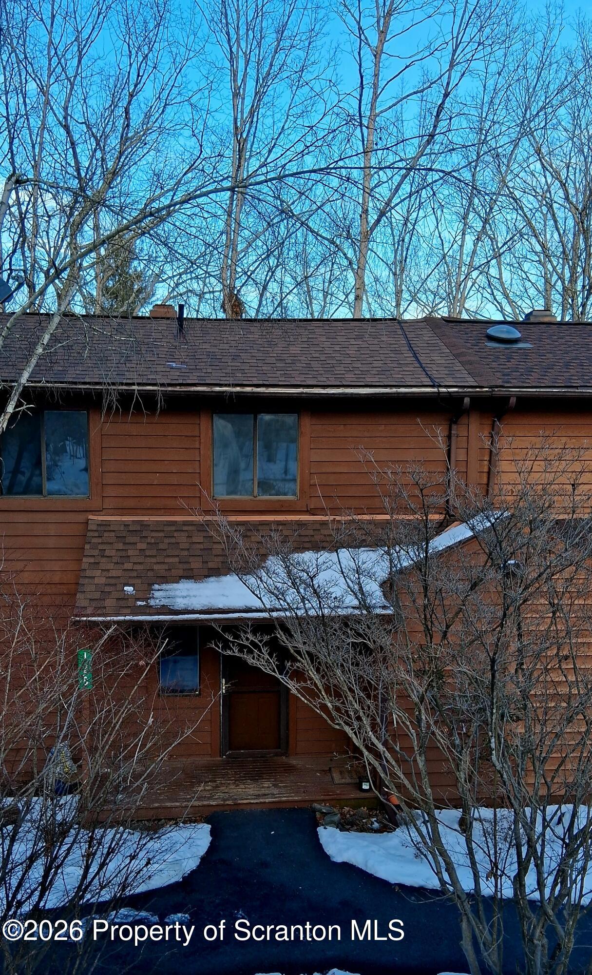 a view of entryway with outdoor area