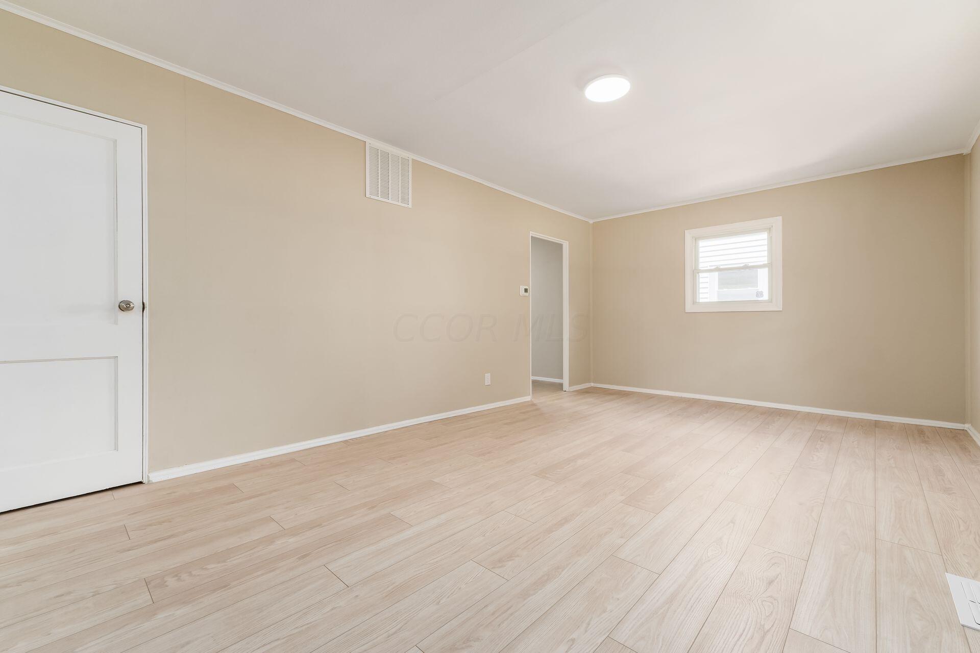 1051 South Hampton Road Columbus, OH 43227 - Photo 5 of 33 Living Room