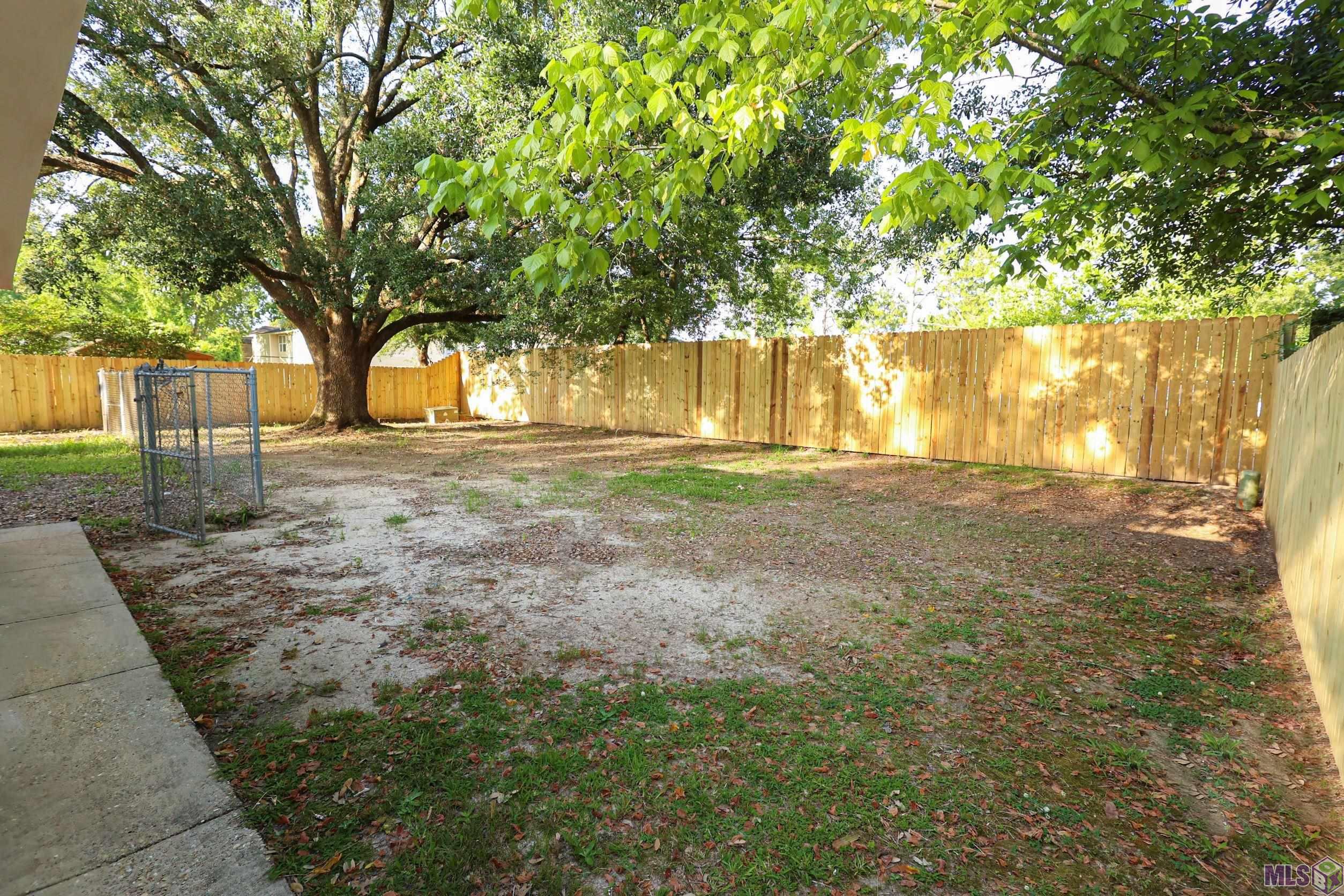 1891 Erlanger Drive Baton Rouge, LA 70816 - Photo 37 of 38 NEW PRIVACY FENCE