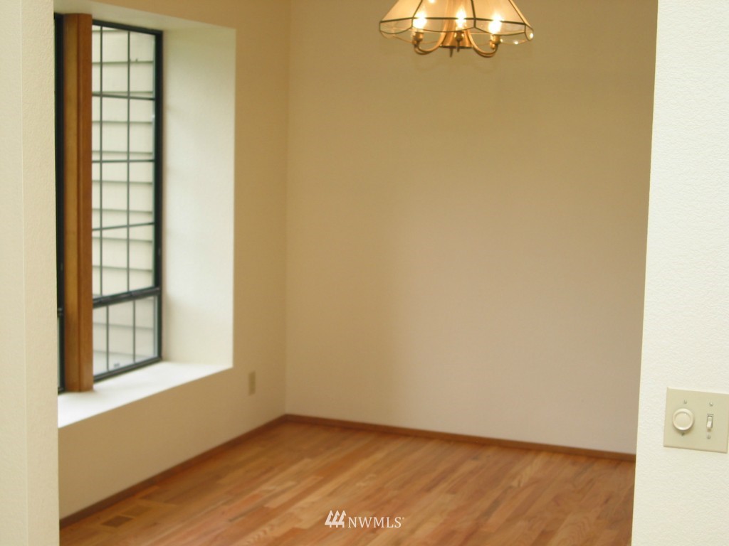 16121 Valhalla Drive Bothell, WA 98011 - Photo 3 of 8 Gallery Image 3