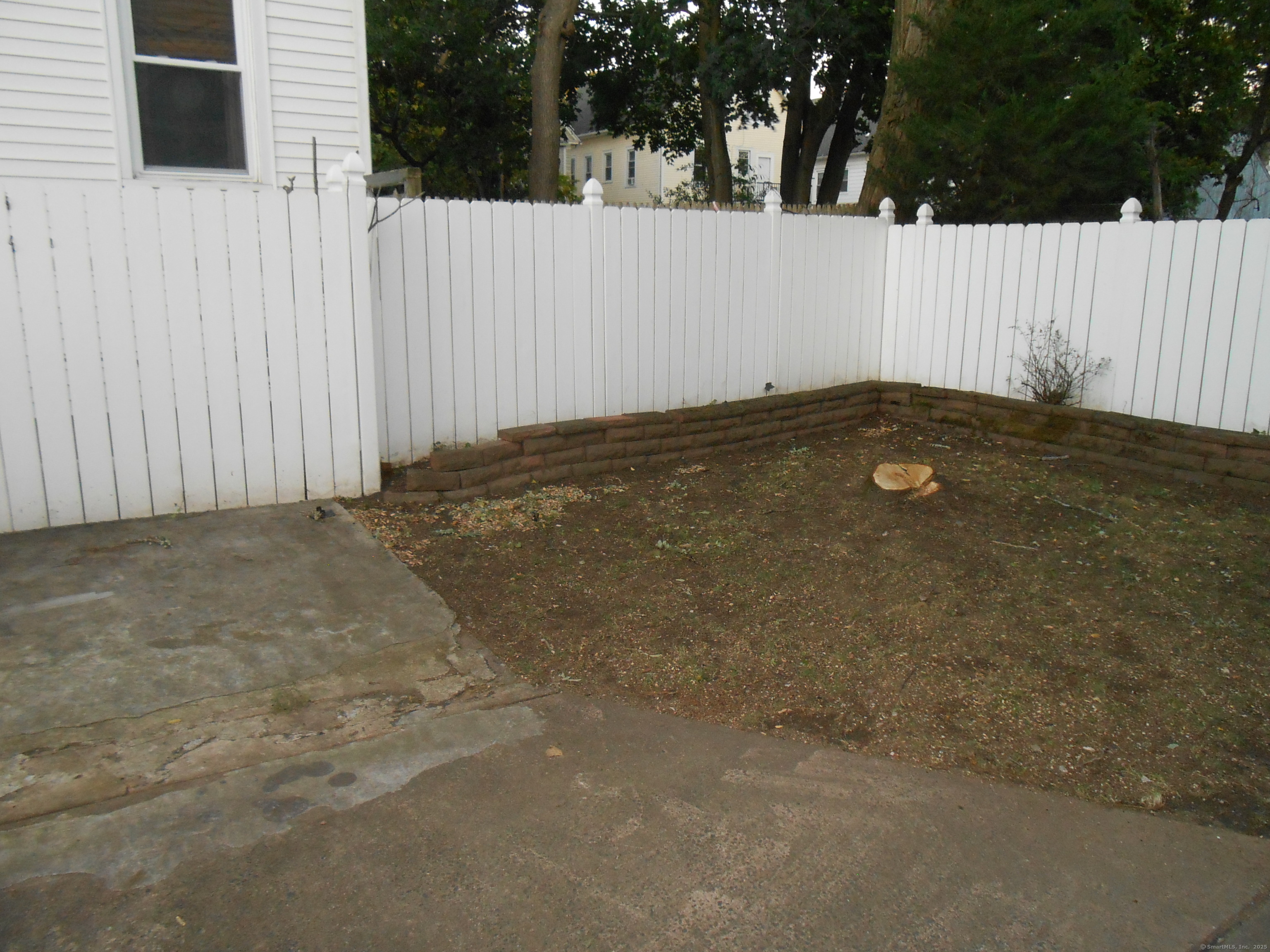 631 Whalley Avenue New Haven, CT 06511 - Photo 8 of 28 a view of a backyard