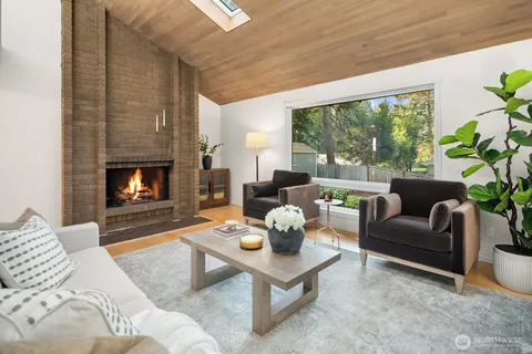 $1,298,000 | 3023 255th Avenue Southeast, Sammamish, WA 98075