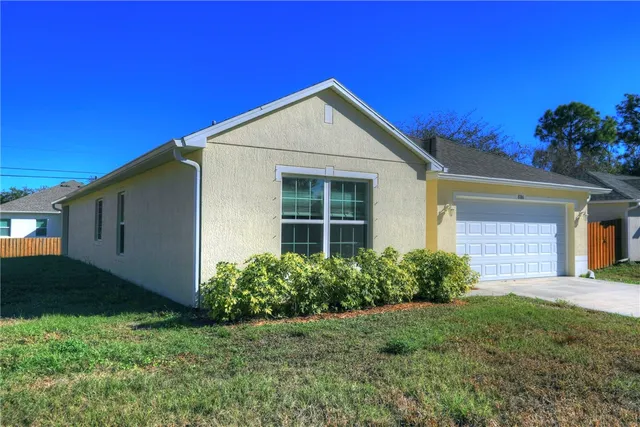 a view of a house with backyard and garden