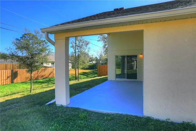 a view of a house with backyard