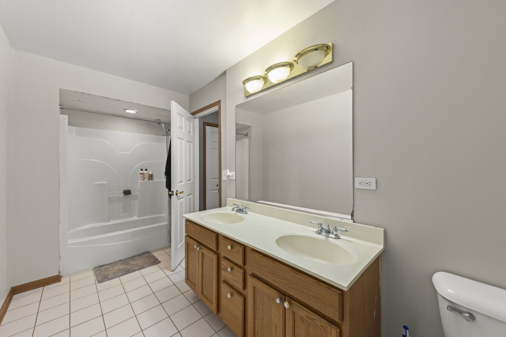 16727 South Sunset Ridge Court Lockport, IL 60441 - Photo 18 of 30 a bathroom with a tub sink and mirror