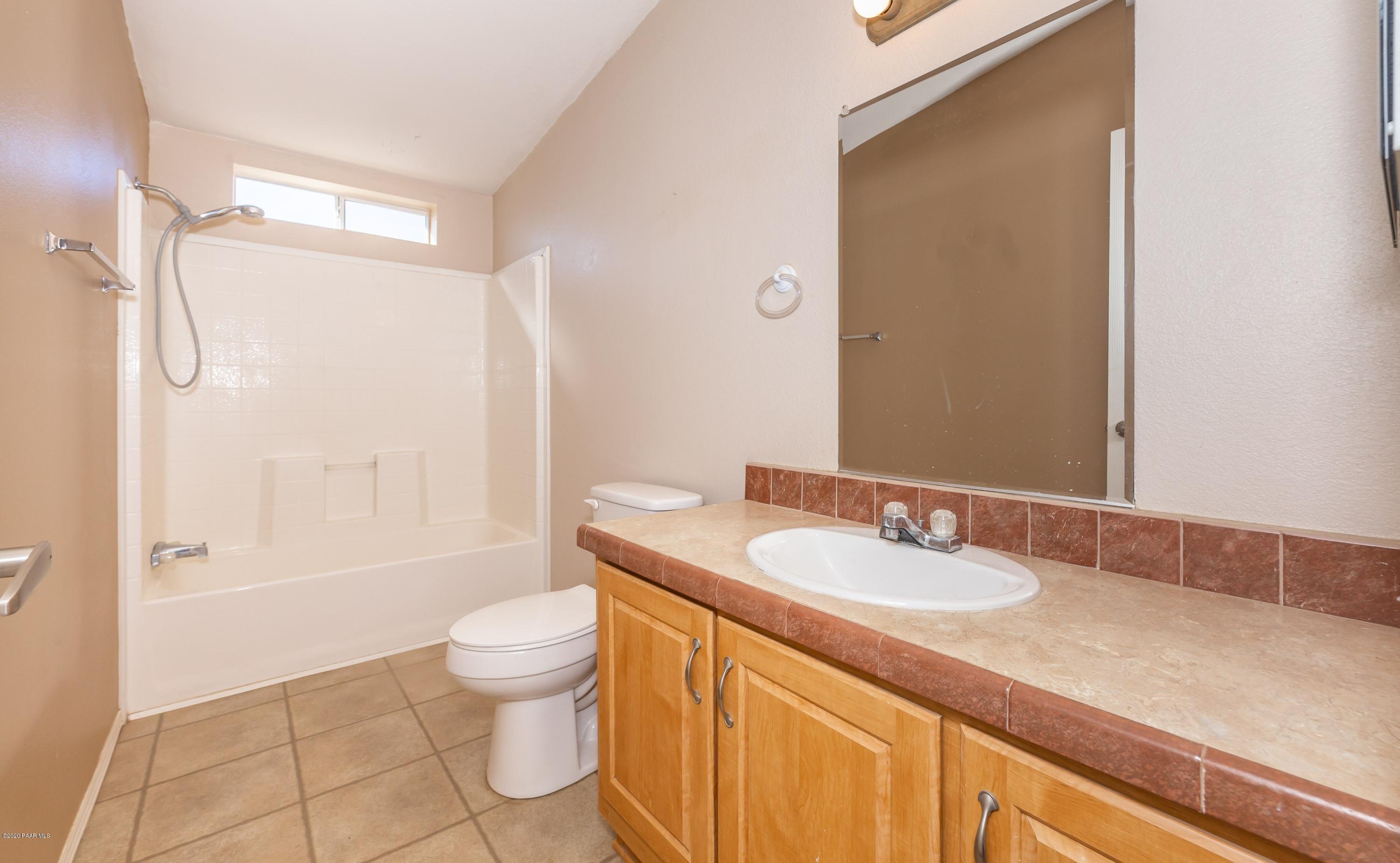980 North Ambassador Road Dewey, AZ 86327 - Photo 11 of 28 Full Guest Bathroom