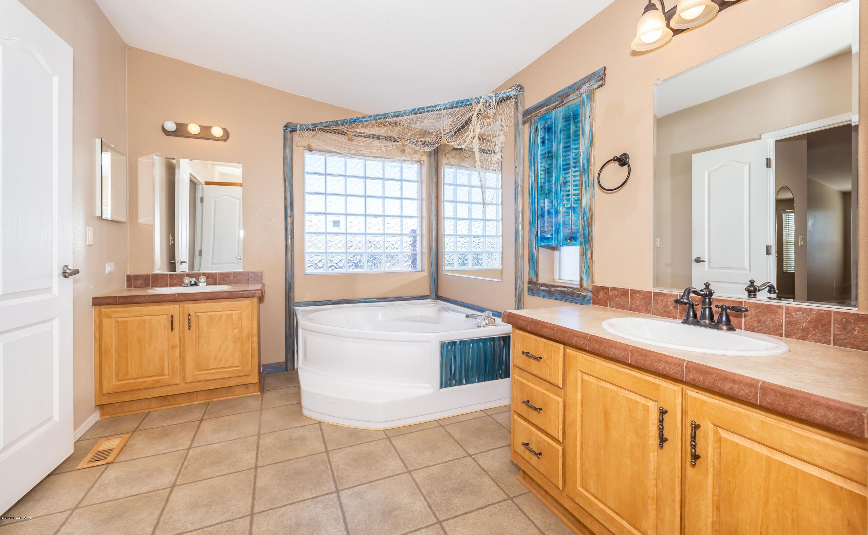980 North Ambassador Road Dewey, AZ 86327 - Photo 8 of 28 Owner's Suite w/Dual Vanities