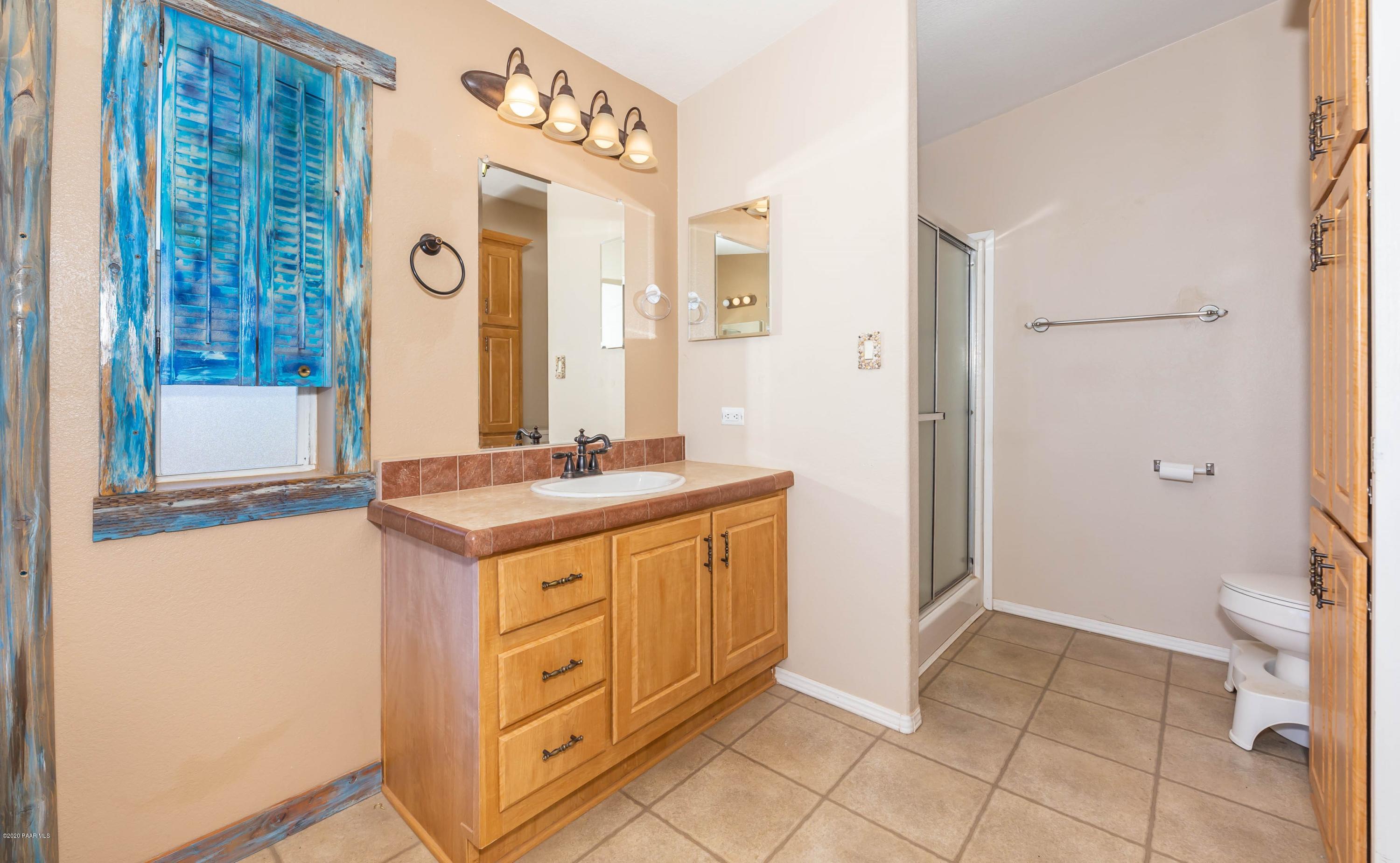 980 North Ambassador Road Dewey, AZ 86327 - Photo 9 of 28 Owner's Suite w/separate tub/shower