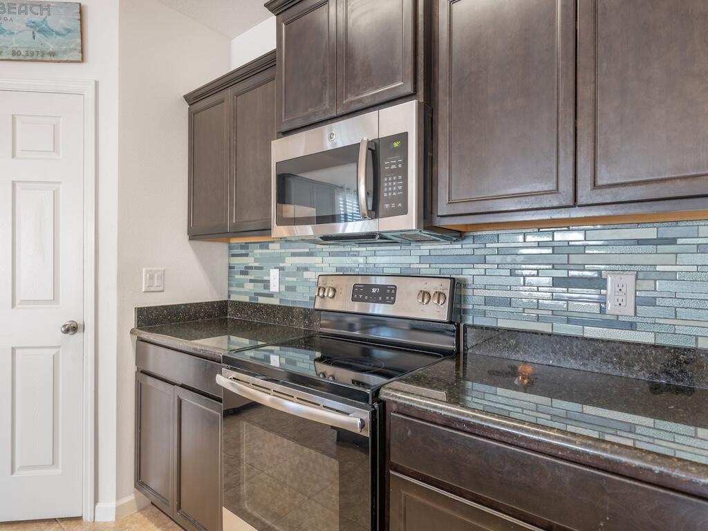 1440 Lexington Square Southwest Vero Beach, FL 32962 - Photo 3 of 41 a stove top oven sitting inside of a kitchen