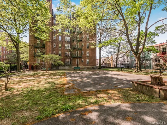 $145,000 | 1475 Thieriot Avenue, Unit 5N | Stratton Park