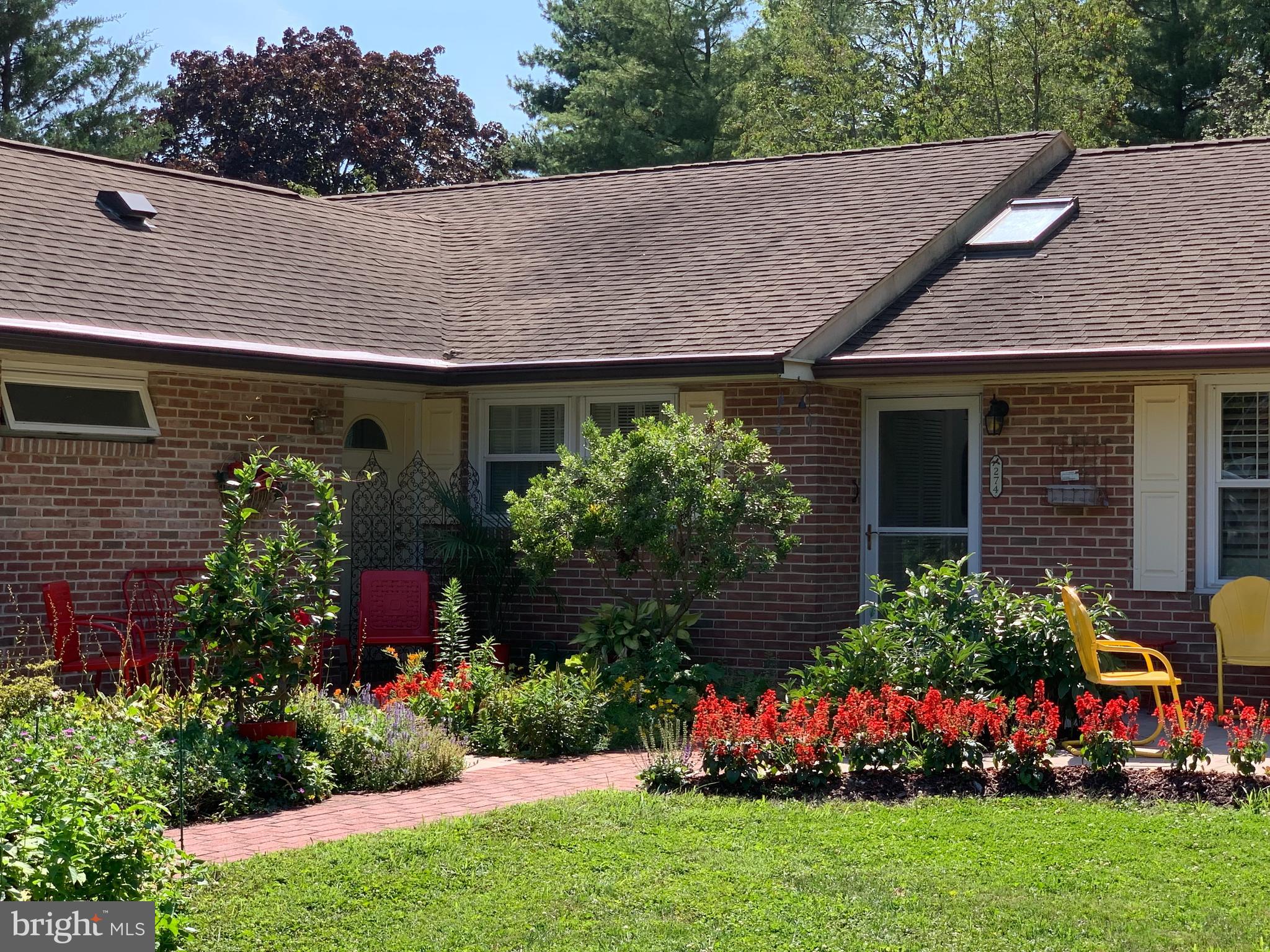 274 Beverly Road Newark, DE 19711 - Photo 35 of 40 Front in Summer Bloom