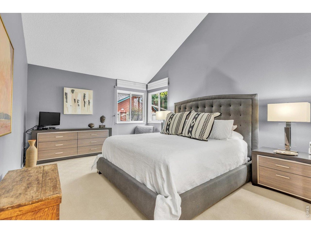 2423 Powderhorn Lane Boulder, CO 80305 - Photo 23 of 50 a spacious bedroom with a bed and a lamp