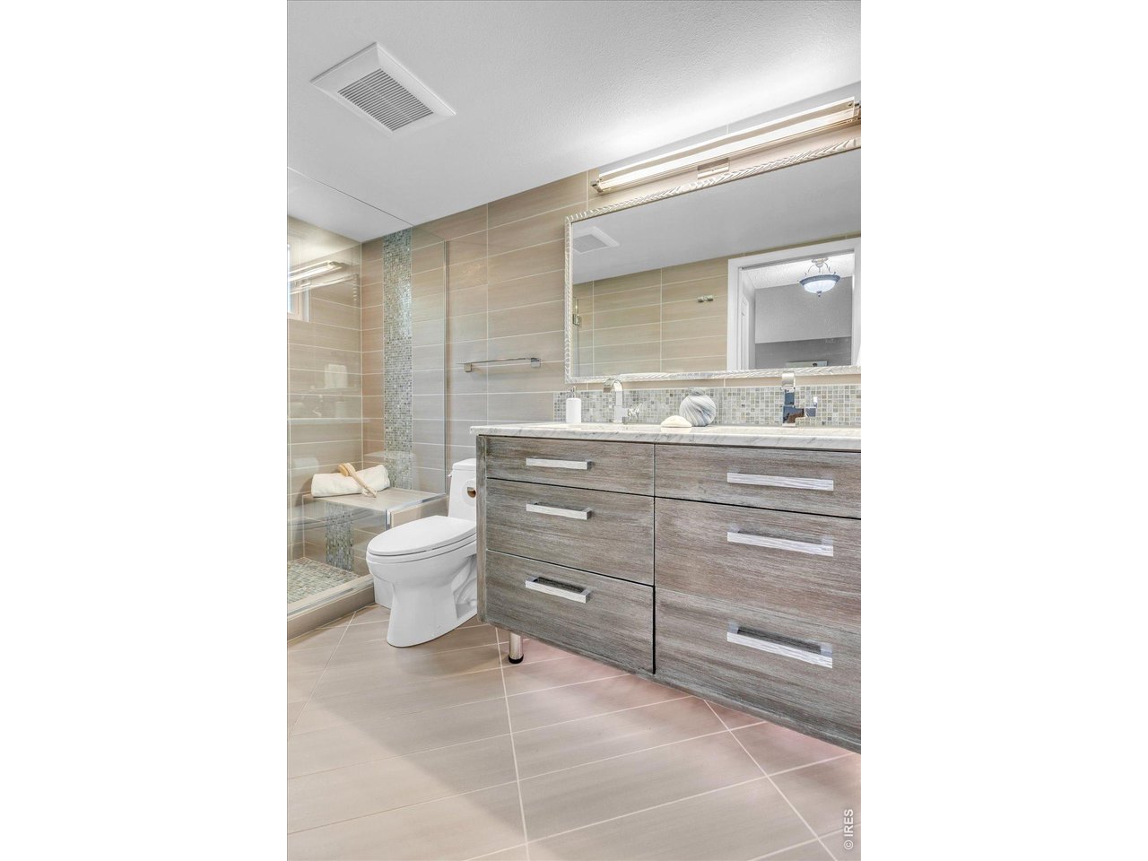 2423 Powderhorn Lane Boulder, CO 80305 - Photo 27 of 50 a bathroom with a toilet sink and mirror