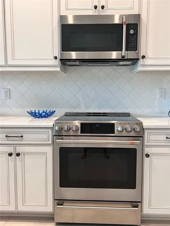 $3,795 | 5569 Cannes Circle, Sarasota, FL 34231