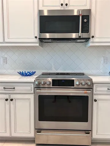 $3,795 | 5569 Cannes Circle, Sarasota, FL 34231