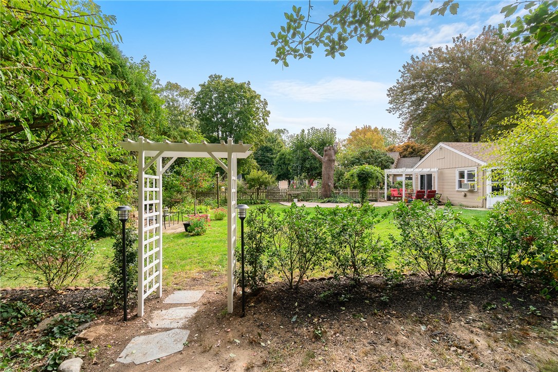 8 Sherbrooke Road Barrington, RI 02806 - Photo 8 of 48