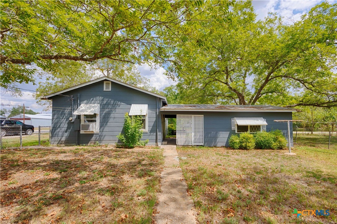 504 South Pecan Street Moulton, TX 77975 - Photo 23 of 39