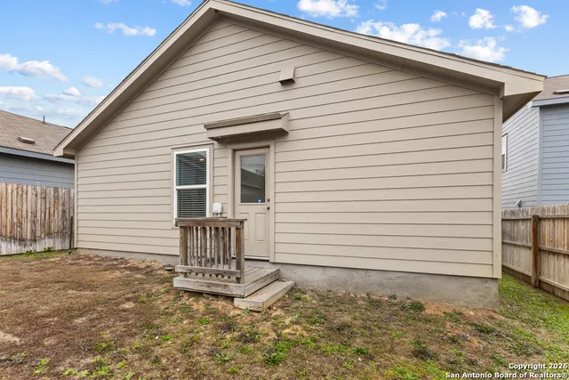 a view of a back yard